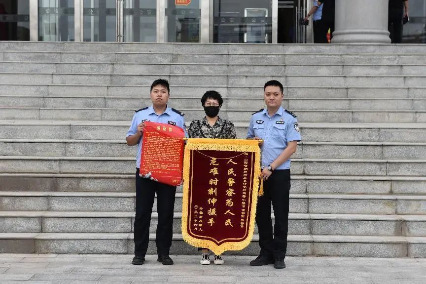 暖心救助丨车辆侧翻被困高速 民警及时发现出手相助