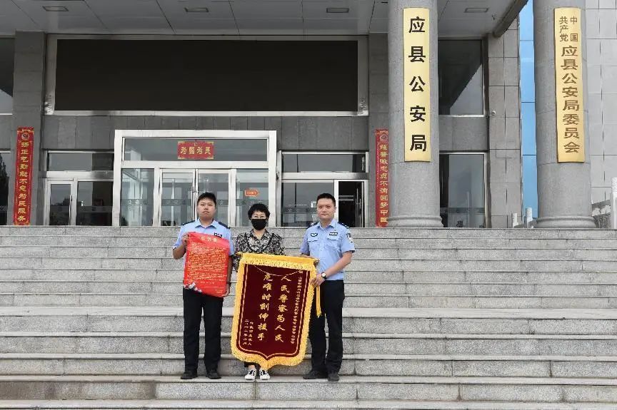 暖心救助丨车辆侧翻被困高速 民警及时发现出手相助
